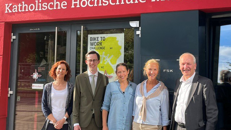 Vor dem Eingang der KH stehen folgende Personen nebeneinander und lachen in die Kamera: von links - Dr. Tanja Börner, Dr. Julius Wiemschulte, Dr. Beate Schüßler, Prof.in Dr. Andrea Reißig und Raimund Gründler
