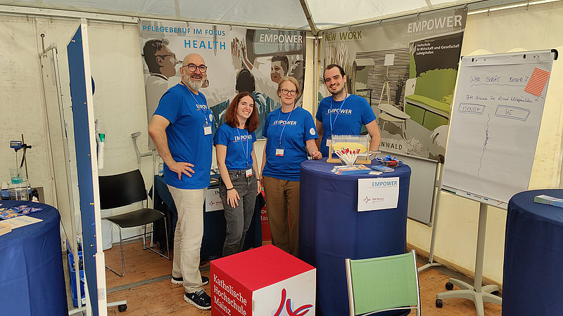 Gruppenfotos des EMPOWER-Teams von "Digitale Beratungskompetenz" beim Mainzer Wissenschaftsmarkt