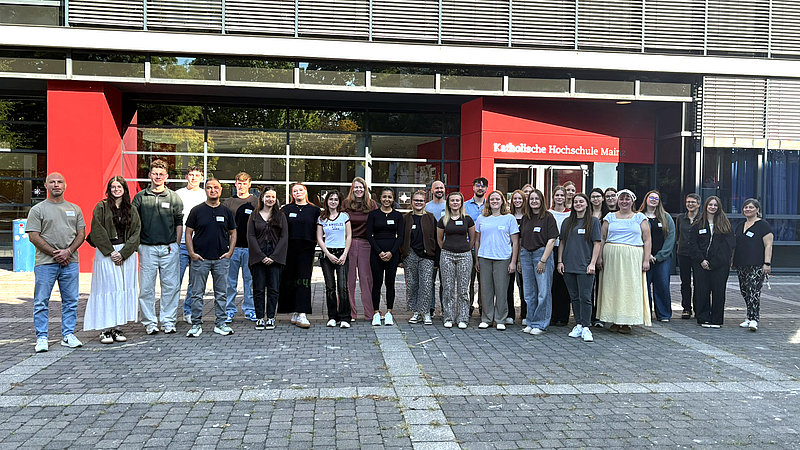 Guppenbild des ersten Studienjahrgangs Soziale Arbeit dual vor der KH Mainz