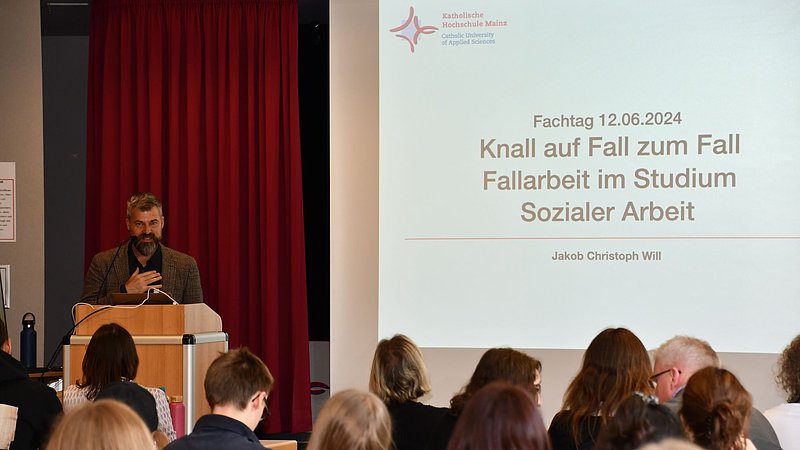 Prof. Dr. Jakob Will hält seinen Vortrag "Knall auf Fall zum Fall" beim Fachtag für Praxisanleitungen an der KH Mainz.