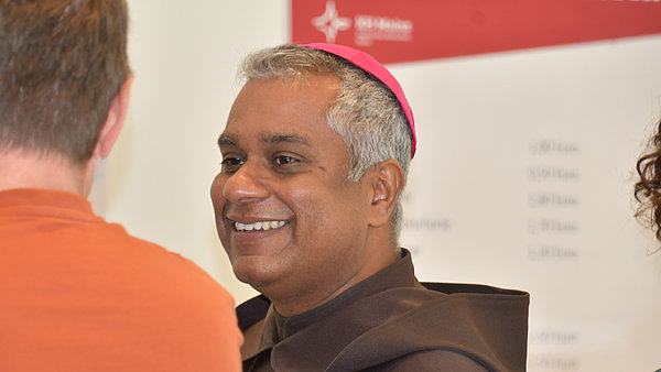Weihbischof Pater Joshy Pottackal O.Carm im Gespräch mit Studierenden. 