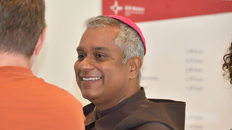 Weihbischof Pater Joshy Pottackal O.Carm im Gespräch mit Studierenden. 