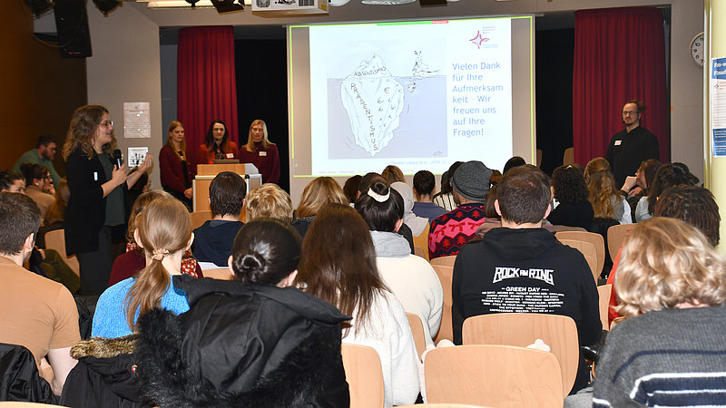 Blick in die Aula beim Interdisziplinären Forschungssymposium des Fachbereichs Gesundheit und Pflege.