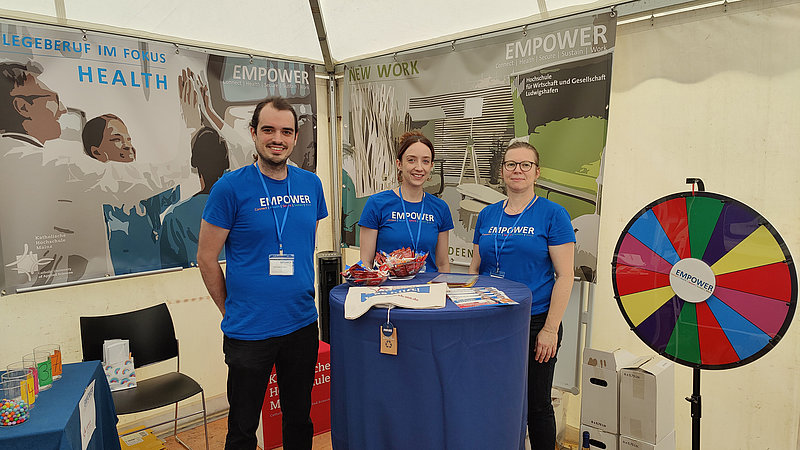 Gruppenfoto des Teams von "Data Literacy für Fachkräfte im Gesundheitswesen" beim Wissenschaftsmarkt.