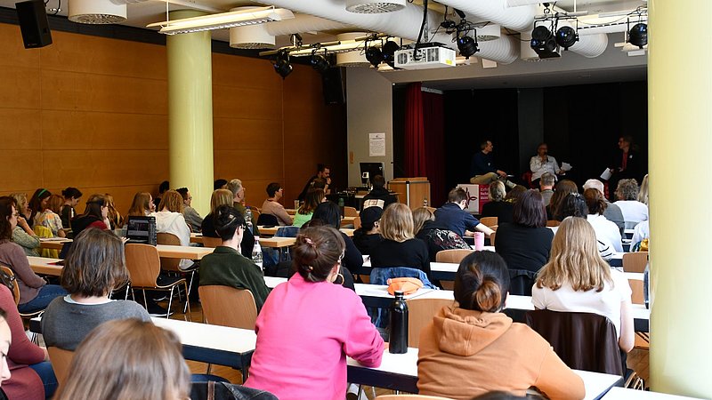 Blick in die gut besetzte Aula beim Fachtag für Praxisanleitungen an der KH Mainz.