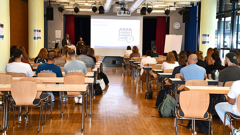 Blick in die Aula bei den Einführungstagen zum dualen Studium Soziale Arbeit
