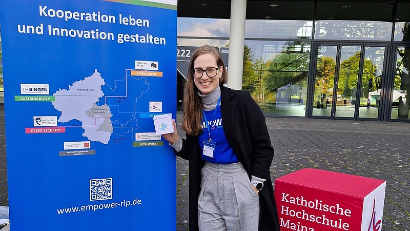Portrait von Almuth Plath, wissenschaftliche Mitarbeiterin, vor einem EMPOWER-Roll Up