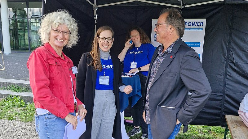 Almut Plath mit Dr. Christa Welschof vom Nat-Lab der JGU und dem Vizepräsidenten für Studium und Lehre der JGU, Prof. Dr. Stephan Jolie, beim JGU Kinderuni- und Familientag 