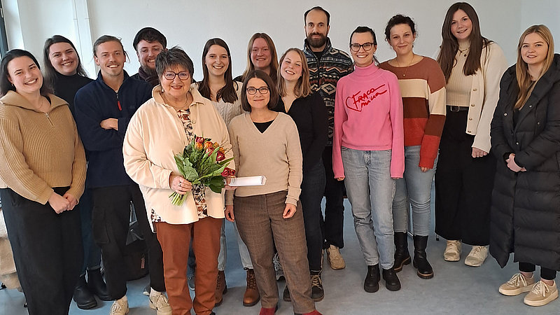 Gruppenfoto der Absolvent*innen des Masterstudiengangs Soziale Arbeit – Beratung und Case Management mit Professorin Ruth Remmel-Faßbender und Petra Wünker.