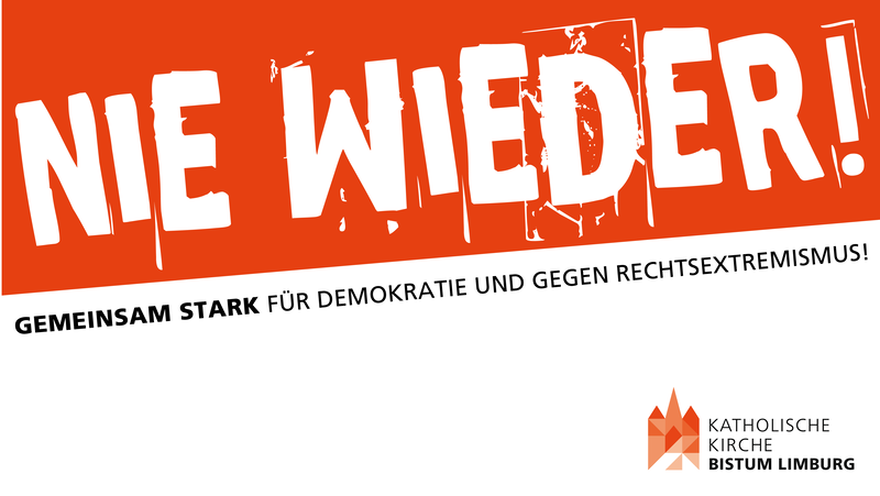 Auf orangenem Hintergrund steht in großen, weißen Buchstaben "Nie wieder". Darunter ist der Slogan "Gemeinsam stark für Demokratie und gegen Rechtsextremismus" zu lesen. 