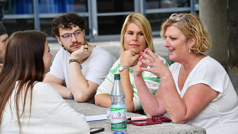 Studierende und Anleitungen im Gespräch 