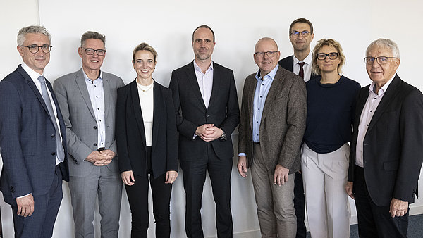 Gruppenfoto stehend von links nach rechts: Prof. Dr. med. Tobias Bäuerle, Jörn Simon, Prof. Dr. Dr. Stephanie Tritt, Minister Clemens Hoch, Rainer Lange, Prof. Dr. med. Dr. h.c. Sergiu Groppa, Prof. Dr. Sandra Bensch, Armin Lang (consulting)