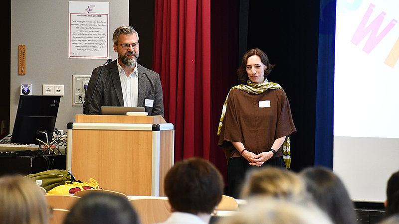 Prof. Dr. Jakob Will und Prof.in Dr. Judith Lehnart bei einem Vortrag zur Einführungsveranstaltung Soziale Arbeit dual