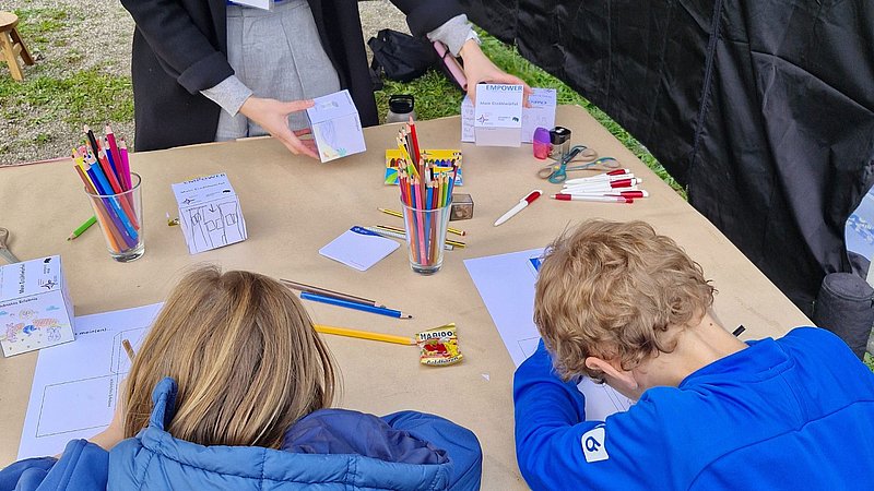Kinder basteln beim KinderUni-Familientag einen Erzählwürfel.