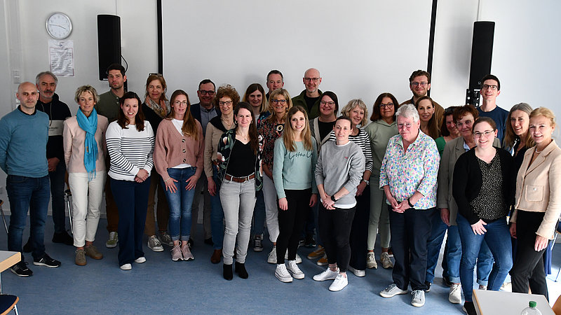 Gruppenbild der Teilnehmenden des Abschlussworkshops in einem Seminarraum der Hochschule. 