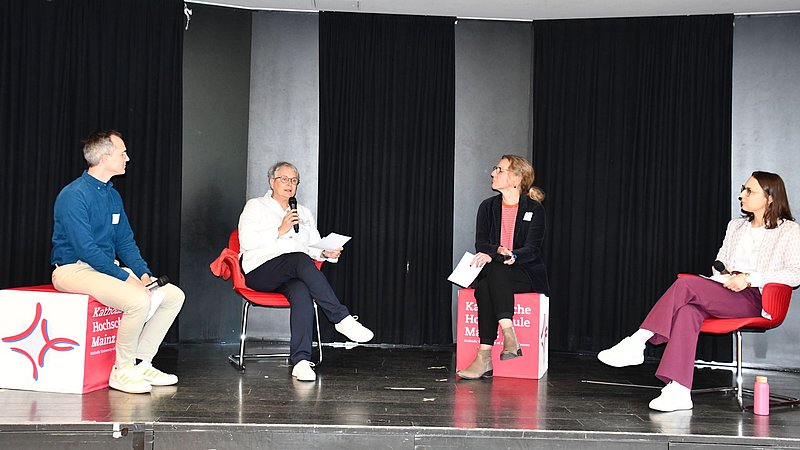 Das Team des Praxisreferats hält auf der Bühne einen Vortrag zum Thema Praxisphase im Studium der Sozialen Arbeit. 