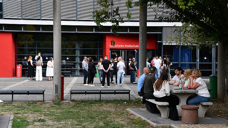 Workshopgruppen vor der Hochschule bei den Einführungstagen Soziale Arbeit dual