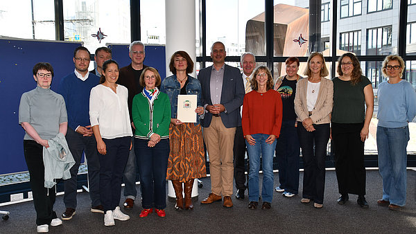 Gruppenbild: Prof.in Dr. Bianca Berger mit Hochschulleitung und Kolleg*innen des Fachbereichs Gesundheit und Pflege sowie dem stellvertretenden Aufsichtsratsvorsitzenden