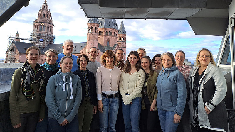 Gruppenbild mit Teilnehmenden der Weiterbildung für Praxisanleitungen. Im Hintergrund der Mainzer Dom.